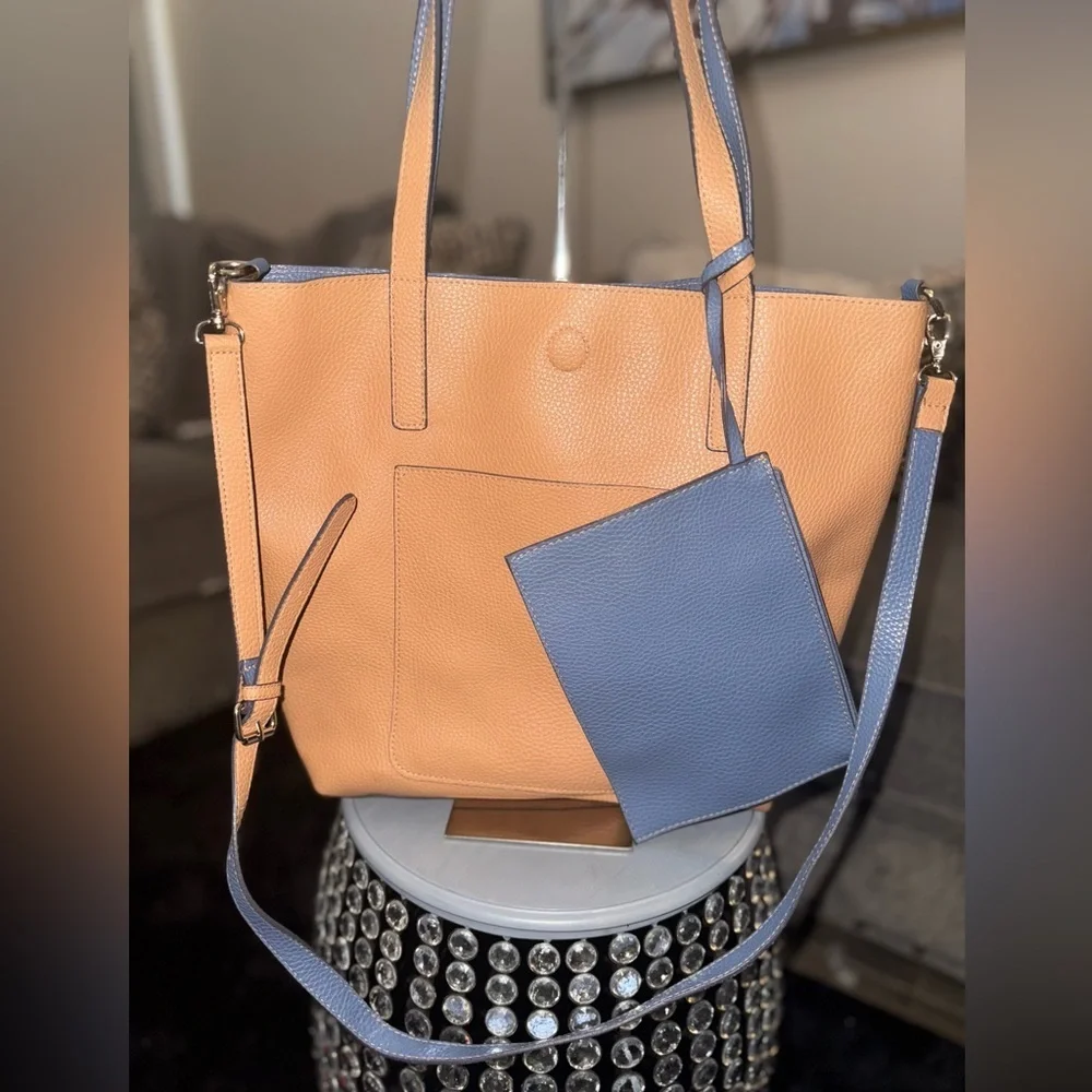 Vegan reversible carryall with a removable pouch tan/light blue